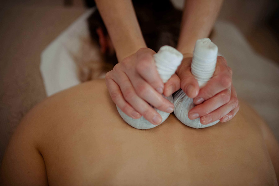 KRÄUTERSTEMPELMASSAGE